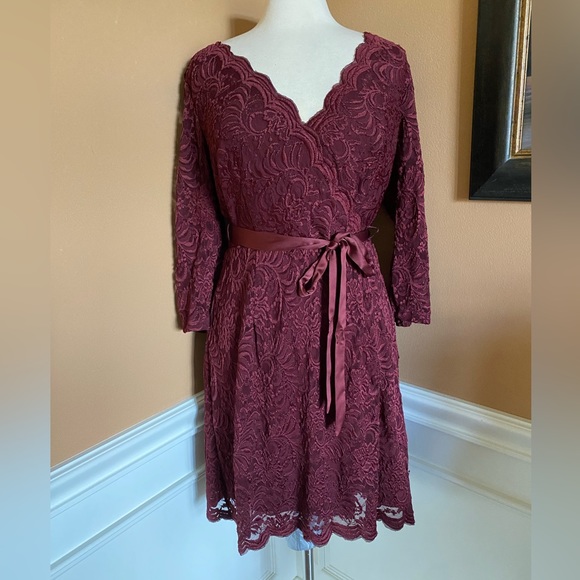 sharango Dresses & Skirts - Sharango Lace 3/4 Sleeve V neck Flattering Belted Dress 12